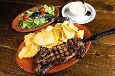 Bife da Vazia com Molho de Queijo da Serra