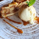 Bolo de Maça com Bola de Gelado