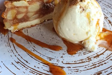 Bolo de Maça com Bola de Gelado