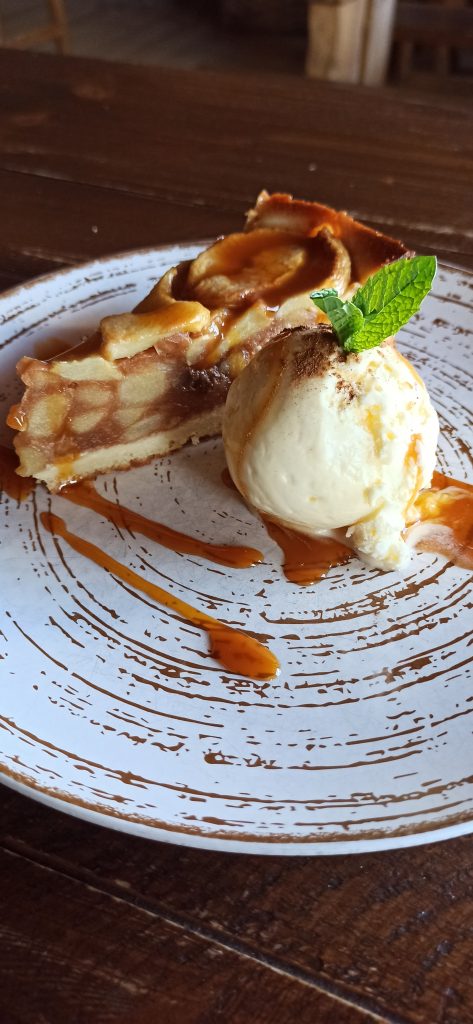 Bolo de Maça com Bola de Gelado